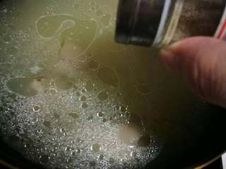 9、猪蹄黄豆汤,适量胡椒粉调味。