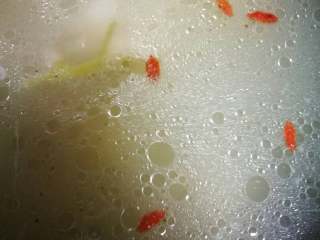 10、猪蹄黄豆汤,加少许枸杞再炖一会儿就可以啦。