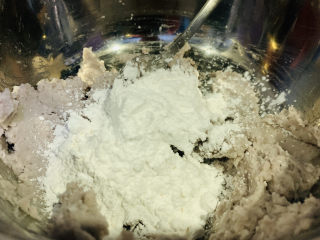 11、芋头西米露,往搅拌均匀白糖的芋泥里加适量木薯淀粉；