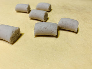 15、芋头西米露,用刀切成小段；