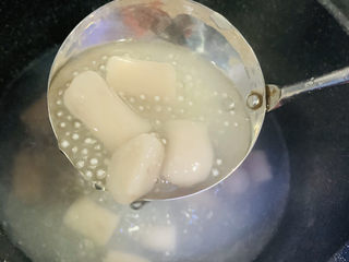 18、芋头西米露,芋圆浮起，西米大部分都没白芯时，关火，焖5分钟；