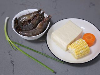 1、虾仁豆腐羹,将材料准备好