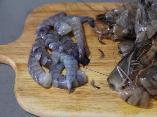2、虾仁豆腐羹,鲜虾切去头部，剥掉外壳