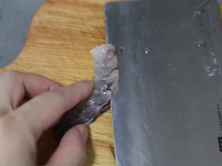 3、虾仁豆腐羹,将虾的背部划开