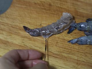 4、虾仁豆腐羹,挑出虾线