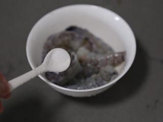5、虾仁豆腐羹,将处理好的虾仁放入碗中，调入少许盐和料酒拌匀，腌制一会