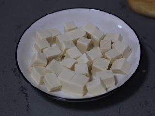 7、虾仁豆腐羹,豆腐切小块，放碗中待用