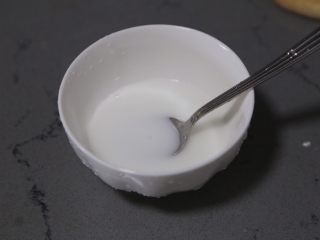 8、虾仁豆腐羹,淀粉加水调成水淀粉待用