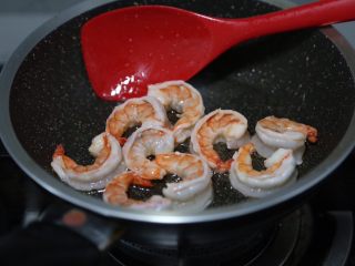 9、虾仁豆腐羹,煎至两面变红微焦