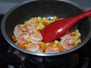 10、虾仁豆腐羹,倒入玉米粒和胡萝卜粒翻炒