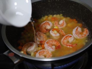 11、虾仁豆腐羹,炒至断生倒入水，煮开