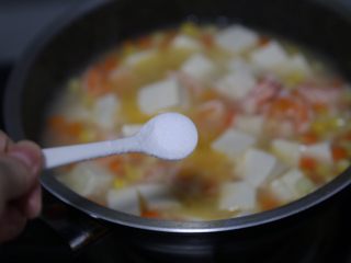 13、虾仁豆腐羹,调入少许盐，继续煮一会
