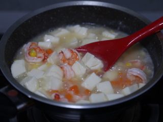 15、虾仁豆腐羹,一边煮一边搅拌一下