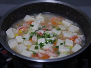 16、虾仁豆腐羹,待汤汁浓稠即可关火，撒入葱花即可出锅