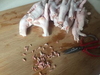 1、酸辣鸡脚,鸡脚剪去指甲。