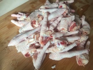 2、酸辣鸡脚,菜刀改小块，一个鸡脚剁成2-3块。