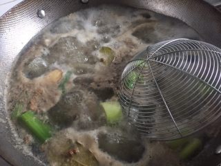 4、酸辣鸡脚,大火煮开加入料酒煮沸，鸡脚里的血沫都出来了，不需要撇去，等会要清洗的，转中小火煮五分钟左右，可以用筷子戳一下判断是否熟了。