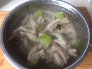 5、酸辣鸡脚,把煮熟的鸡爪捞出，放进事先准备好的冷开水里浸泡至完全冷却。