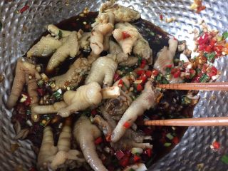 10、酸辣鸡脚,加入鸡脚拌匀，多翻拌一会。