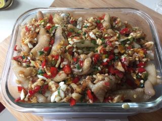 11、酸辣鸡脚,把鸡脚码在乐扣盒子里，最后把汤汁浇上去。