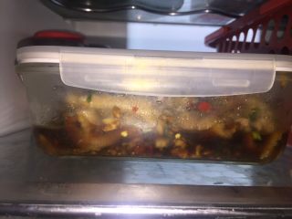 12、酸辣鸡脚,盖上密封盖子入冰箱冷藏一夜，中途可拿出来倒在盆里翻拌几次，这样鸡脚更入味，也可以多放醋和生抽加适量冷开水让汤汁没过鸡脚。
