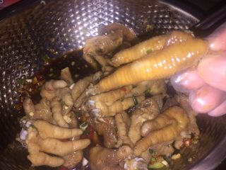 13、酸辣鸡脚,还没有完全入味，我和儿子看电视就差不多干完了。
