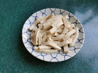 2、金针菇豆腐汤,嫩豆腐切成豆腐条。没买到嫩豆腐，只好用北豆腐凑合了。