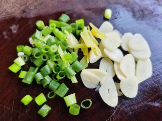 3、金针菇豆腐汤,葱、姜、蒜切碎，胡萝卜切成萝卜丝。