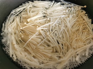 4、金针菇豆腐汤,金针菇焯水，捞出用水冲凉。