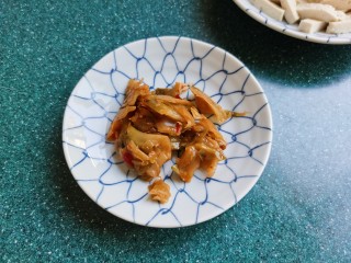 5、金针菇豆腐汤,榨菜我用的是袋装的红油榨菜丝（片），也可用腌好的榨菜头切丝。