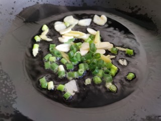 6、金针菇豆腐汤,锅里加油烧热，放入葱、姜、蒜爆锅。