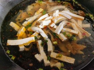 8、金针菇豆腐汤,加入适量的水，再加入豆腐。