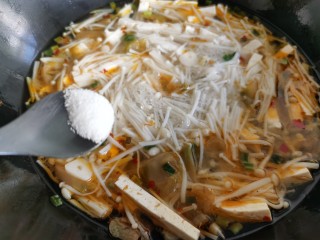 11、金针菇豆腐汤,加入盐和白胡椒粉。