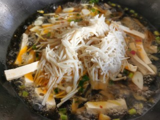9、金针菇豆腐汤,加入金针菇。