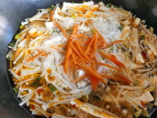 10、金针菇豆腐汤,加入胡萝卜丝。