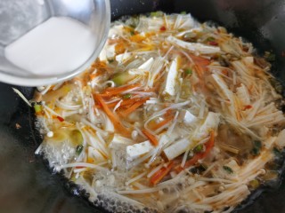 12、金针菇豆腐汤,加入淀粉水勾芡。