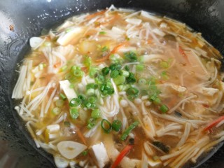 13、金针菇豆腐汤,撒上少许小葱或香菜。