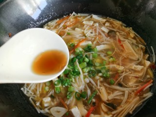 14、金针菇豆腐汤,出锅前加入香油。