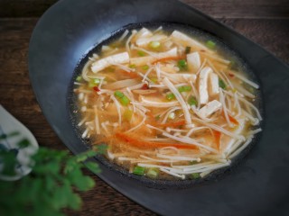 15、金针菇豆腐汤,喜欢的试试吧！