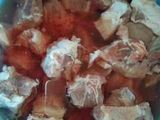 1、玉米山药胡萝卜排骨汤,排骨清洗干净，用干净的水浸泡30分钟。