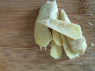 2、玉米山药胡萝卜排骨汤,生姜切片