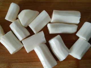 5、玉米山药胡萝卜排骨汤,山药 胡萝卜去皮切段。