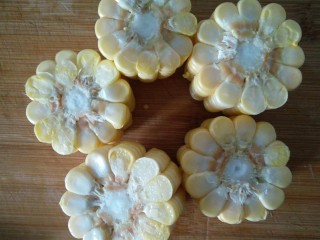 6、玉米山药胡萝卜排骨汤,玉米切段