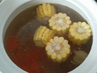 7、玉米山药胡萝卜排骨汤,排骨 胡萝卜，玉米 适量的纯净水一起加入砂锅内，大火煮开之后转中火，半个小时之后加入山药和食盐，再煮30分钟关火。