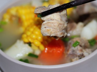 10、玉米山药胡萝卜排骨汤,吃块排骨