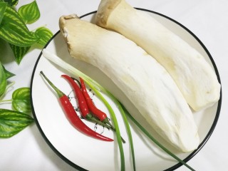 1、比肉还好吃的手撕杏鲍菇,准备杏鲍菇2根、香葱一根,朝天椒3个,清水洗净。