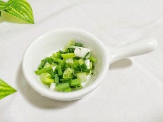 3、比肉还好吃的手撕杏鲍菇,葱切小段。