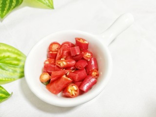 4、比肉还好吃的手撕杏鲍菇,朝天椒切断。