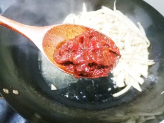 6、比肉还好吃的手撕杏鲍菇,加一勺豆瓣酱。