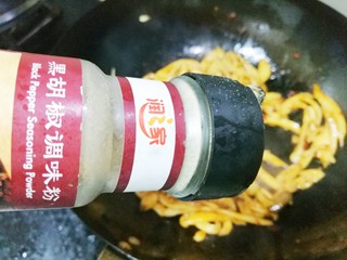 8、比肉还好吃的手撕杏鲍菇,一勺老抽,一勺蚝油,搅拌均匀,一勺胡椒粉。